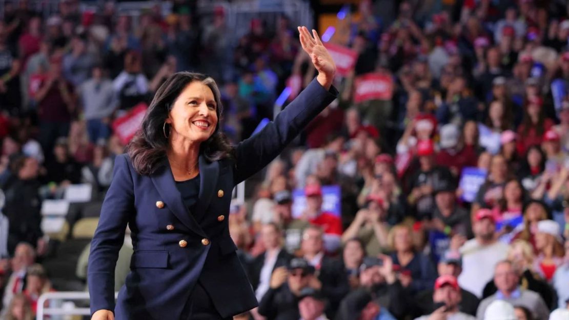 La exrepresentante Tulsi Gabbard asiste a un mitin de campaña de Donald Trump en el PPG Paints Arena en Pittsburgh, Pennsylvania, el 4 de noviembre de 2024.