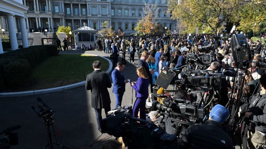 Periodistas se reúnen fuera de la Casa Blanca mientras el presidente Joe Biden y el presidente electo Donald Trump sostienen una reunión el 13 de noviembre de 2024.