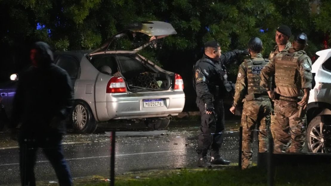 La Policía inspecciona un vehículo frente a la Corte Suprema en Brasilia, Brasil, luego de una explosión el 13 de noviembre de 2024.