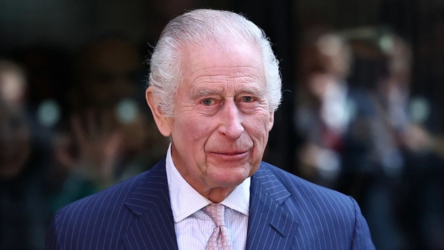 El rey Carlos III de Reino Unido llega al Centro Oncológico del University College Hospital Macmillan en Londres el 30 de abril.