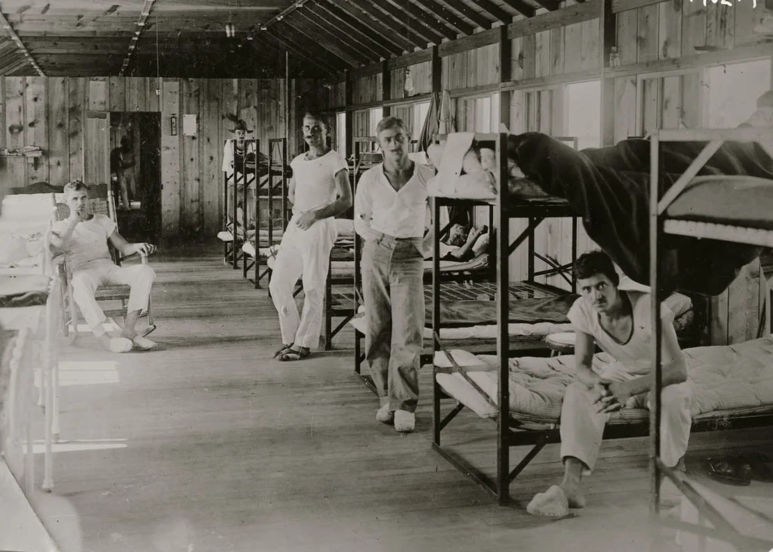 Este retrato muestra a hombres internados en un dormitorio en Fort Douglas, Utah, en 1918.