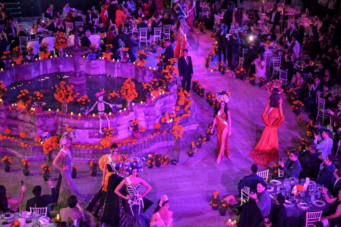 Las candidatas a Miss Universo asisten al desfile durante la Gala de Las Catrinas como parte de las celebraciones del Día de Muertos en la Ciudad de México el 1 de noviembre de 2024.