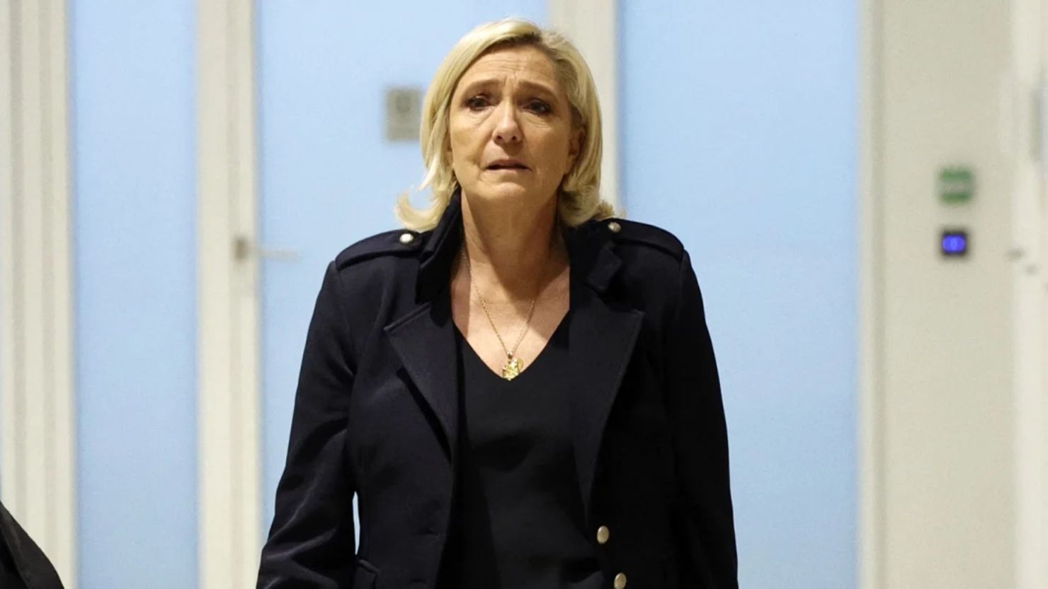 La líder ultraderechista sa Marine Le Pen llega al tribunal en París el miércoles.