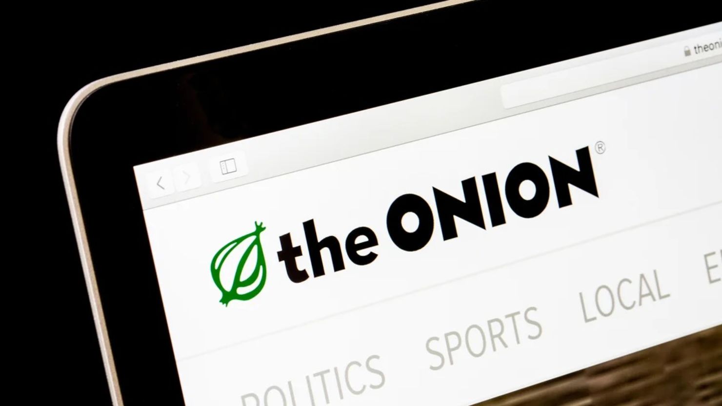 The Onion, un sitio web de noticias satíricas, adquirió los activos del medio de comunicación Infowars de Alex Jones, que fueron subastados para pagar sus deudas en un acuerdo de demanda por difamación con las familias de las víctimas del tiroteo masivo de Sandy Hook. True Images/Alamy Stock Photo