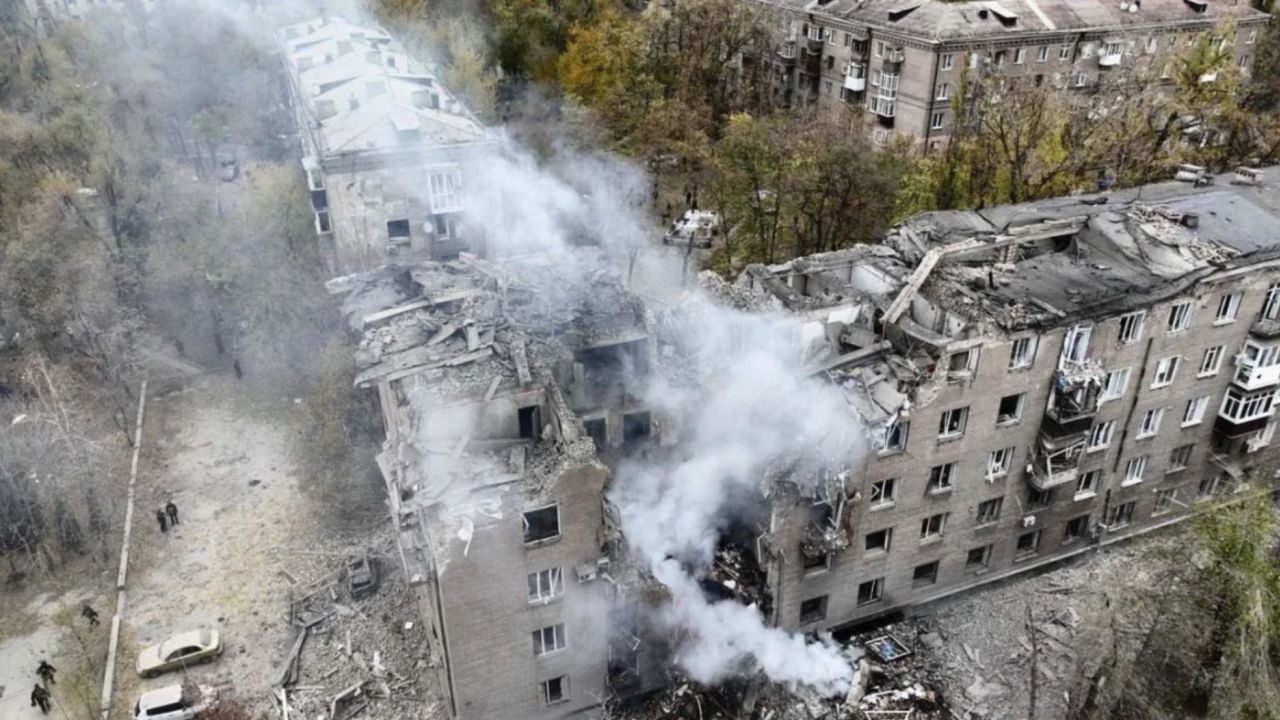 En esta imagen proporcionada por el Servicio de Emergencias de Ucrania el lunes 11 de noviembre de 2024, un humo sale de un edificio de apartamentos después de un ataque ruso en Kryvyi Rih, Ucrania.