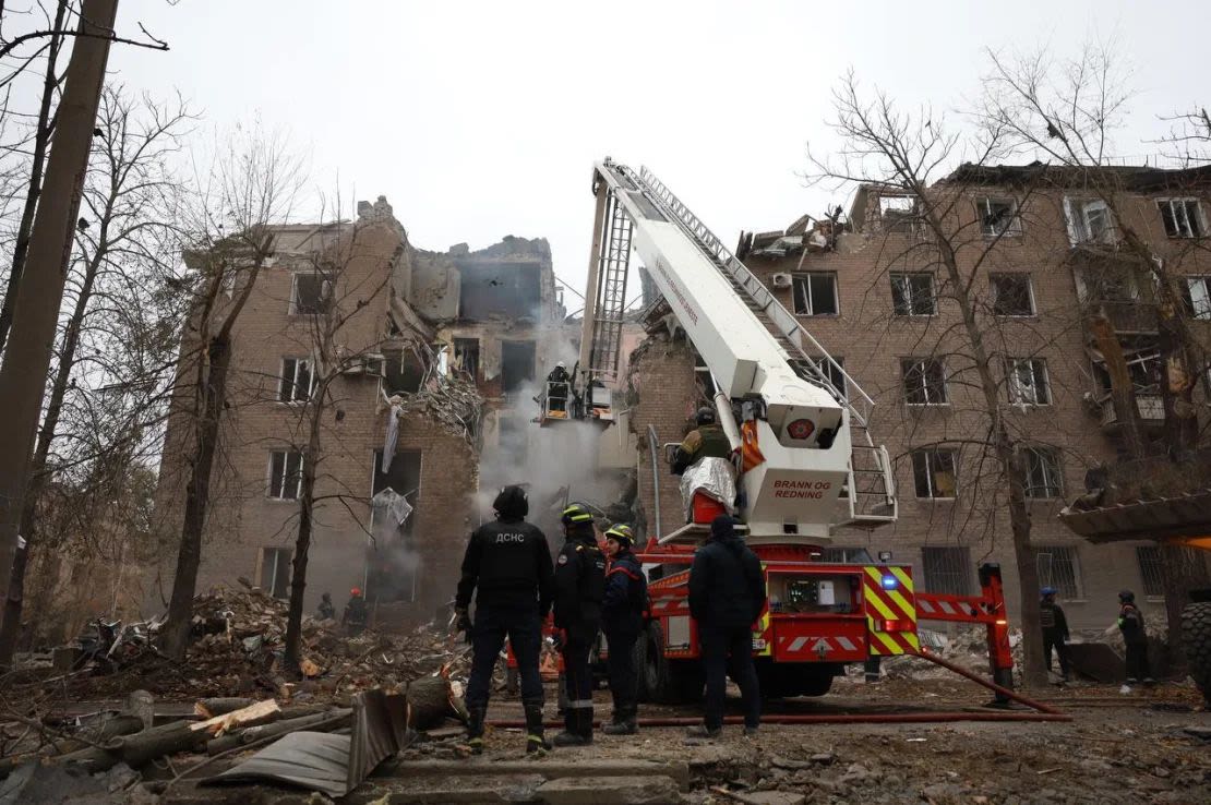 Bomberos trabajan en el lugar del atentado en Kryvyi Rih, Ucrania, el 11 de noviembre de 2024.