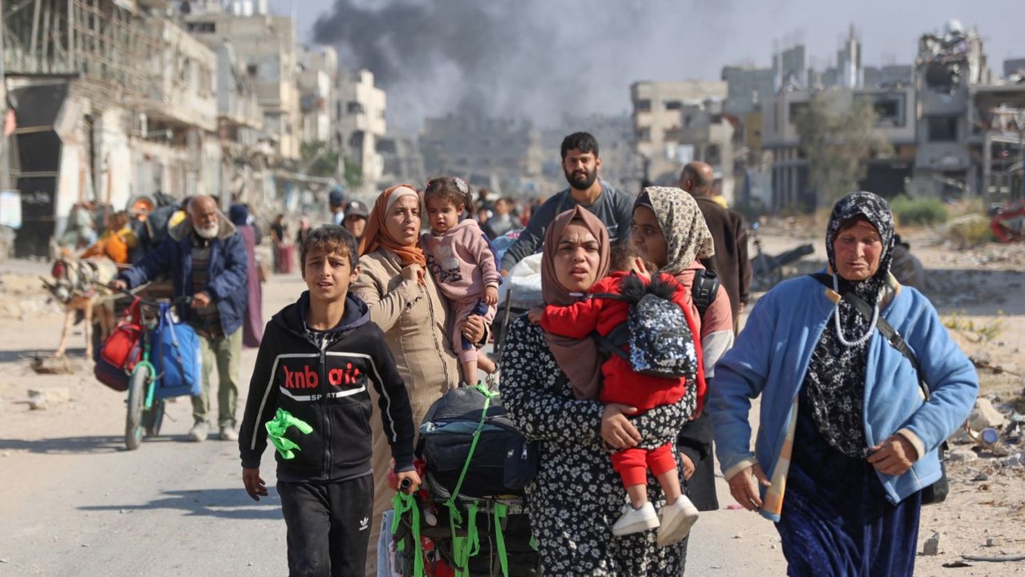 Palestinos desplazados de los refugios de Beit Hanoun cruzan hacia Jabalia, en el norte de Gaza, tras las órdenes de evacuación del ejército israelí, el 12 de noviembre de 2024. cRÉDITO: Omar Al-Qattaa/AFP/Getty Images