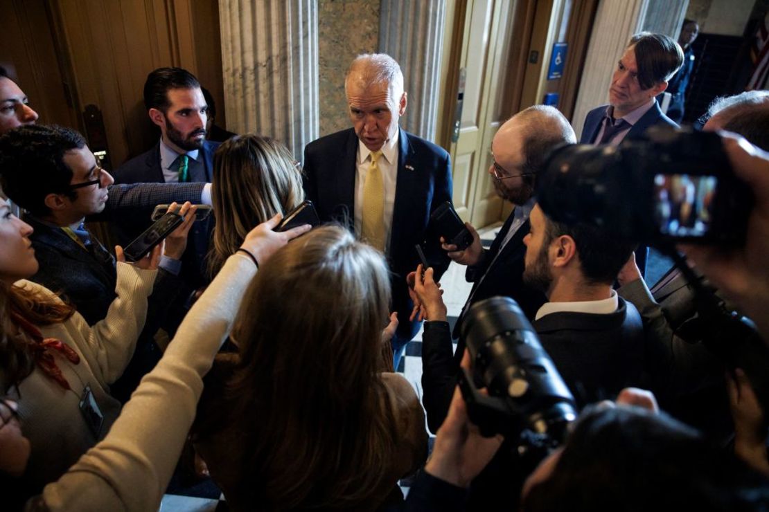 El senador Thom Tillis habla con los periodistas mientras se dirige al pleno del Senado para una votación el 23 de enero en Washington. Crédito: Samuel Corum/Getty Images