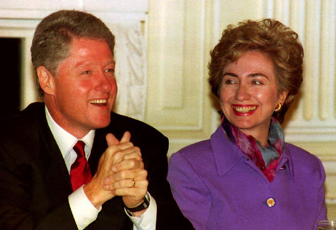 El presidente Bill Clinton habla en una conferencia de prensa en septiembre de 1993 junto a Hilary Clinton, la primera dama en una reunión en la Casa Blanca.