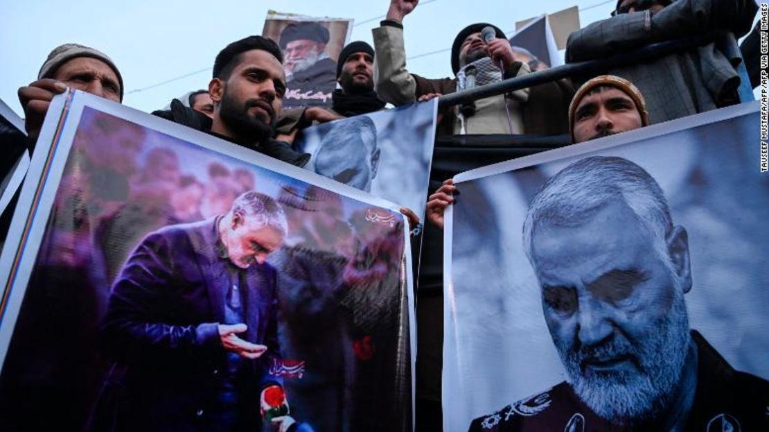 Manifestantes protestan contra EE.UU. e Israel y sostienen pancartas con la imagen de Soleimani.