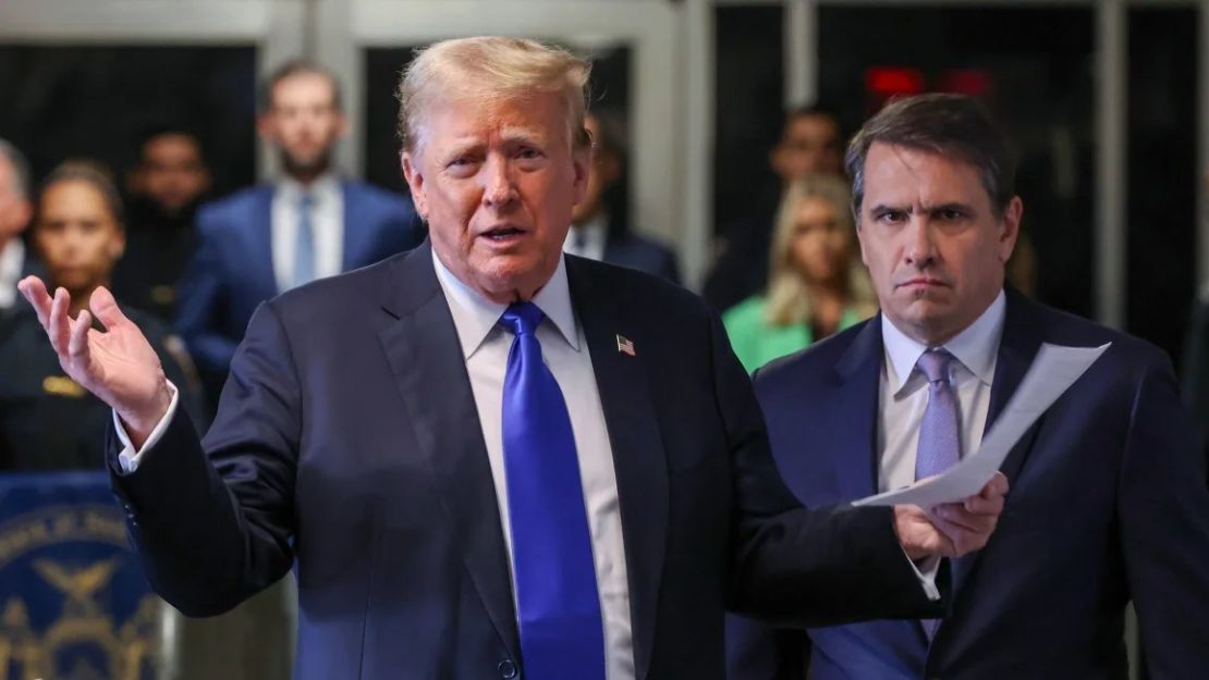 Donald Trump habla junto a su abogado Todd Blanche cuando llega para su juicio por dinero en silencio en el Tribunal Penal de Manhattan el 30 de mayo de 2024, en la ciudad de Nueva York. Crédito: Michael M. Santiago/Getty Images.