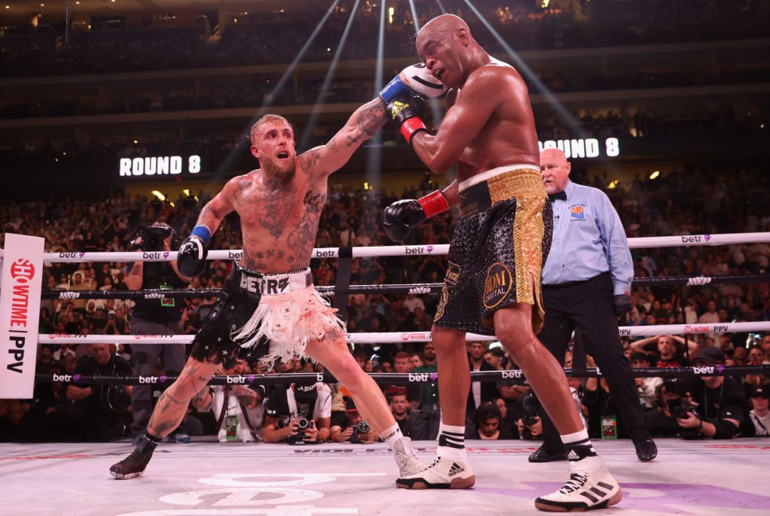 Jake Paul le lanza un zurdazo a Anderson Silva de Brasil durante su pelea de peso crucero en el Desert Diamond Arena el 29 de octubre de 2022 en Glendale, Arizona. Crédito: Christian Petersen/Getty Images