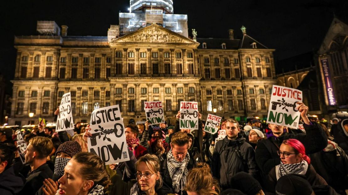 Personas participan en una manifestación propalestina en la Plaza Dam en Amsterdam, Países Bajos, el 13 de noviembre.