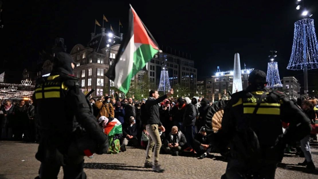 La Policía rodea a manifestantes propalestinos en la Plaza Dam en Amsterdam.