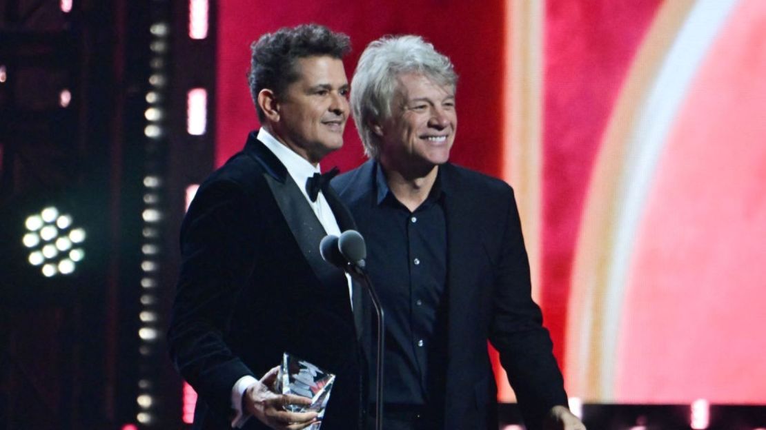 El cantautor estadounidense Jon Bon Jovi (derecha) entrega al cantautor colombiano Carlos Vives el premio Persona del Año de la Academia Latina de la Grabación durante la 25ª edición anual de los Premios Grammy Latinos en el Kaseya Center en Miami, Florida, el 14 de noviembre de 2024.