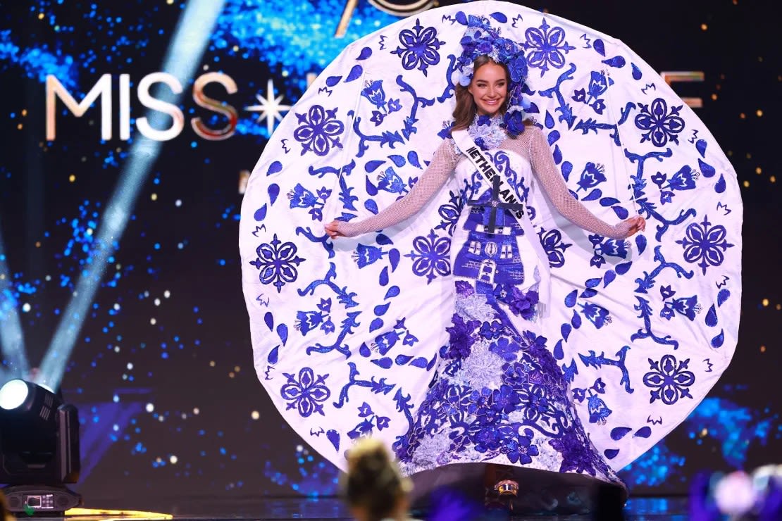 Este año Miss Países Bajos, Faith Landman, se inspiró en las tradicionales cerámicas de la ciudad de Delft. Hector Vivas/Getty Images