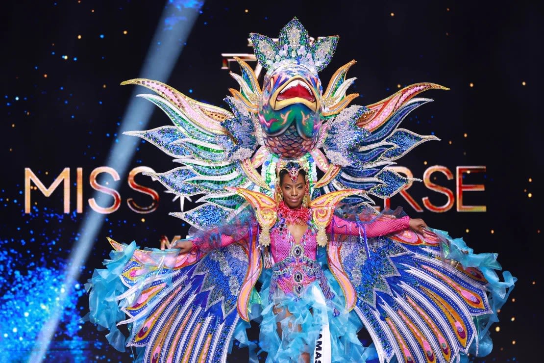 El pez loro "come corales (y) algas y pasa por la arena", anunció el presentador del certamen al presentar a Miss Bahamas, Selvinique Wright. Héctor Vivas/Getty Images