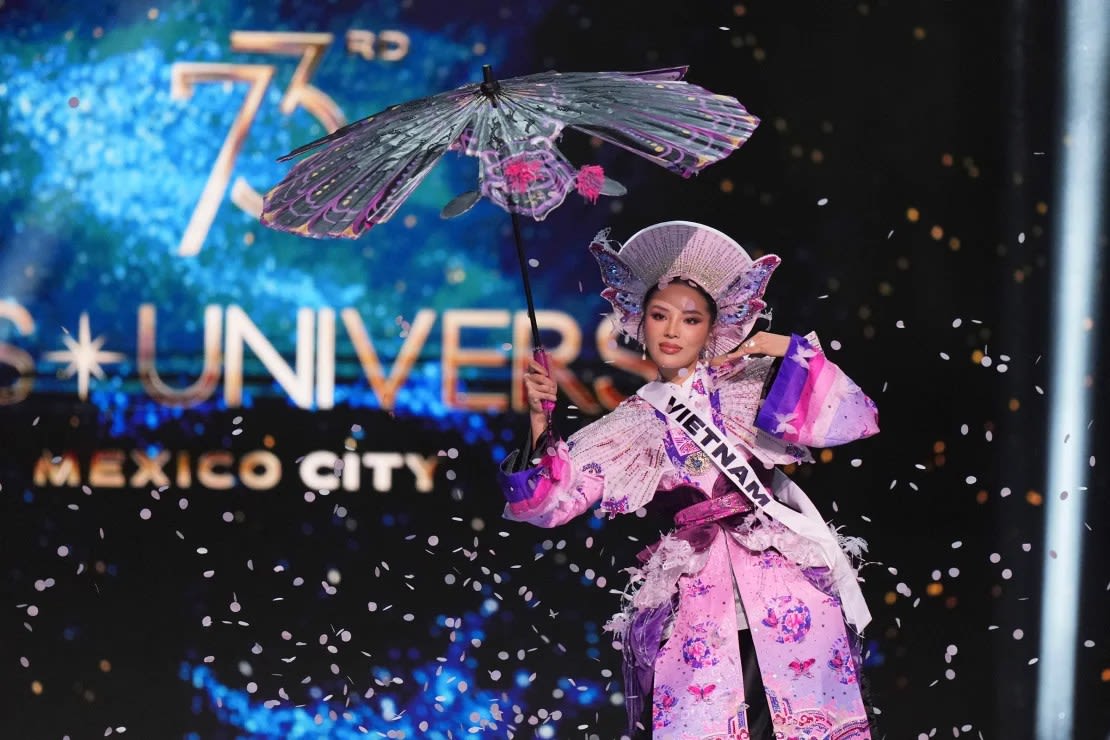 Un look con temática de mariposas de Miss Vietnam, Ky Duyen Nguyen. Fernando Llano/AP