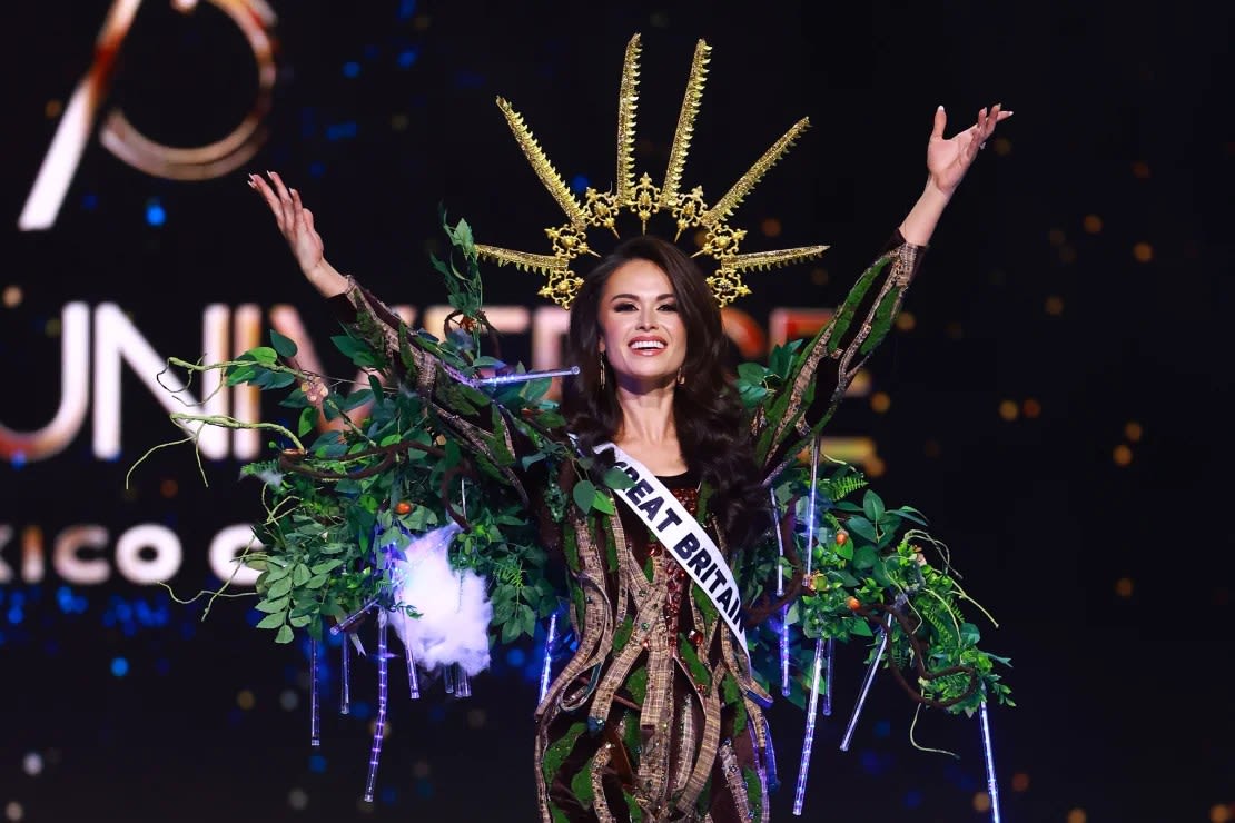 El Reino Unido alberga 121 millones de robles y Miss Gran Bretaña, Christina Chalk, les rindió homenaje. Héctor Vivas/Getty Images