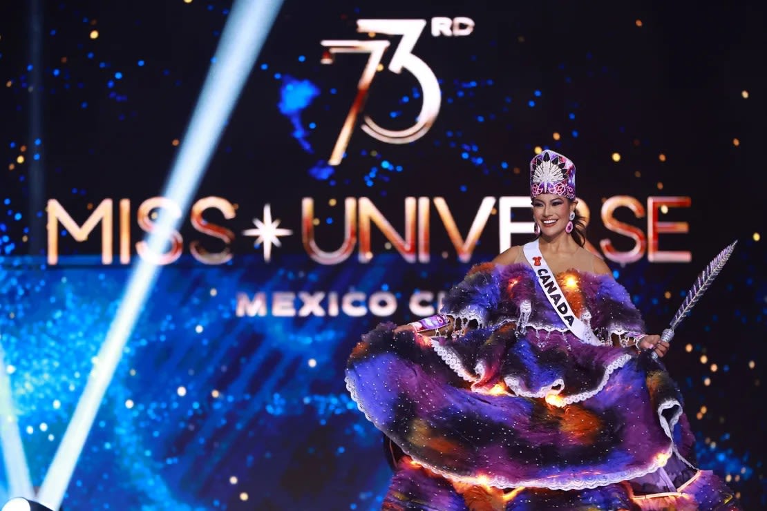 Ashley Callingbull, la primera persona de ascendencia de las Primeras Naciones en representar a Canadá en Miss Universo, lució un vestido de varios niveles equipado con luces intermitentes. Héctor Vivas/Getty Images