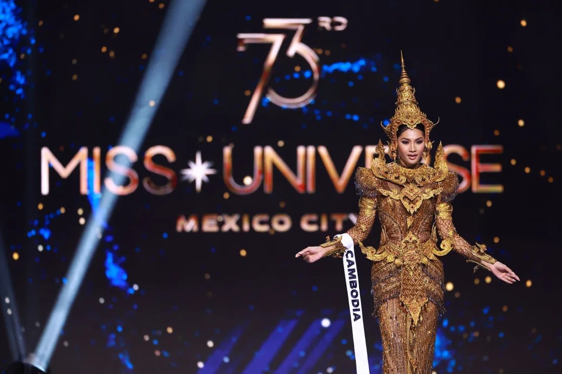 Miss Camboya, Davin Prasath, fue una de las varias participantes que acudieron vestidas como una deidad. Héctor Vivas/Getty Images