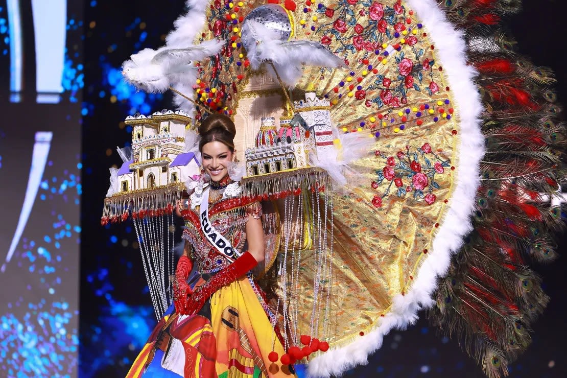 Miss Ecuador, Tema Mara, subió al escenario vestida como la capital del centro histórico de Quito, con las iglesias de San Francisco y Santo Domingo sobre sus hombros. Héctor Vivas/Getty Images