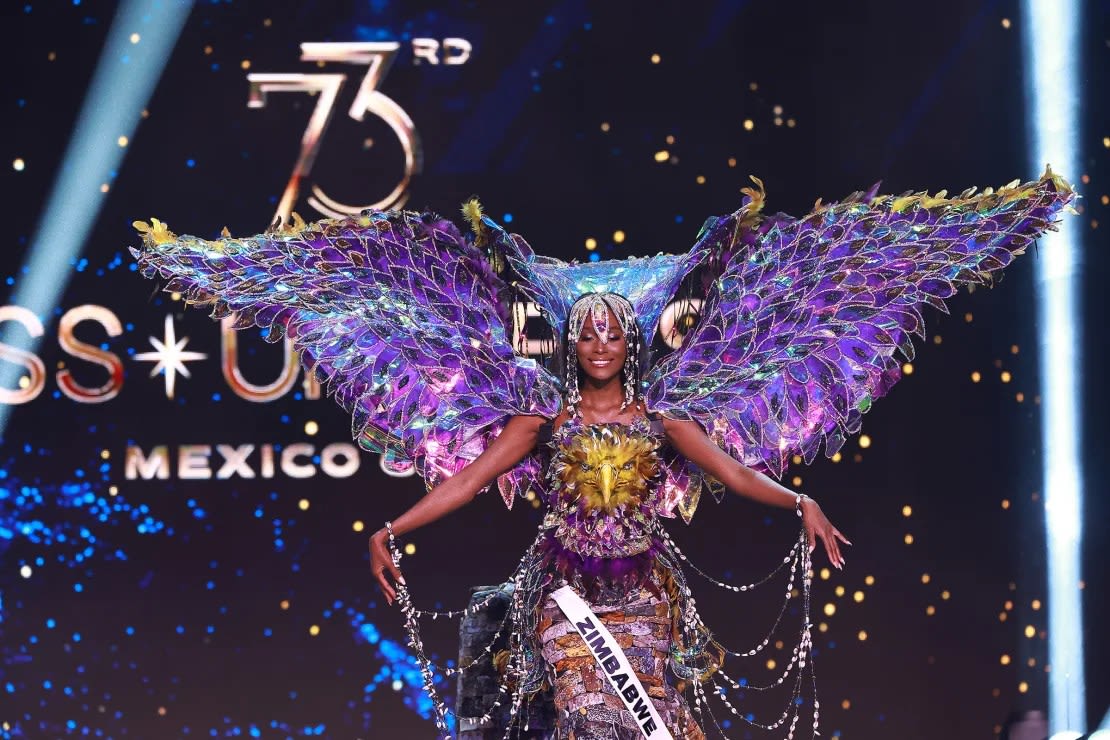 Por último (alfabéticamente), pero no menos importante, Miss Zimbabwe, Sakhile Dube, era un águila multicolor. Héctor Vivas/Getty Images