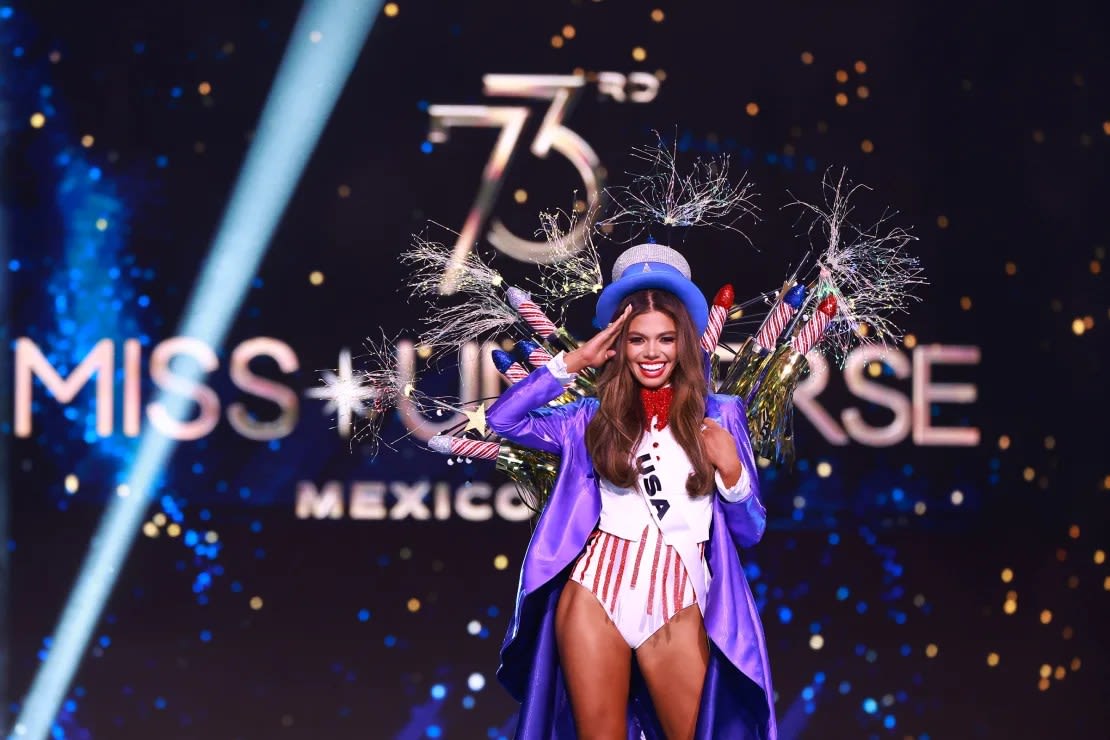 Miss Estados Unidos, Alma Cooper, mantuvo el estilo clásico con un disfraz inspirado en el Tío Sam. Héctor Vivas/Getty Images