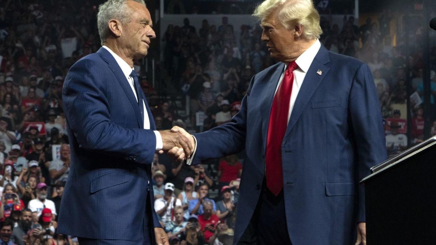 Robert F. Kennedy Jr. y el entonces aspirante presidencial republicano Donald Trump, se dan la mano durante un mitin de campaña en el Desert Diamond Arena el 23 de agosto de 2024 en Glendale, Arizona. Crédito: Rebecca Noble/Getty Images