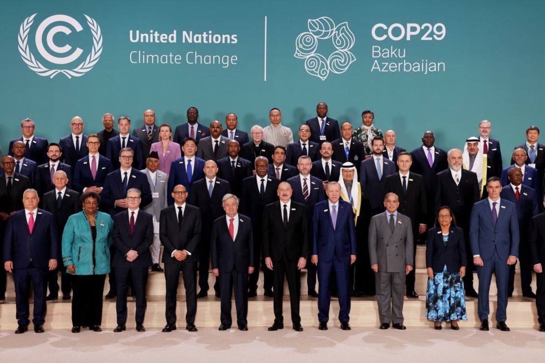 Líderes mundiales y delegados posan para una "foto del grupo familiar" en el segundo día de las conversaciones de la COP29. Aunque asistieron algunos jefes de Estado y de Gobierno, líderes como el presidente de Estados Unidos, Joe Biden, el presidente de Francia, Emmanuel Macron, y la presidenta de la Comisión Europea, Ursula von der Leyen, no acudieron, como han hecho en los últimos años. Crédito: Sean Gallup/Getty Images