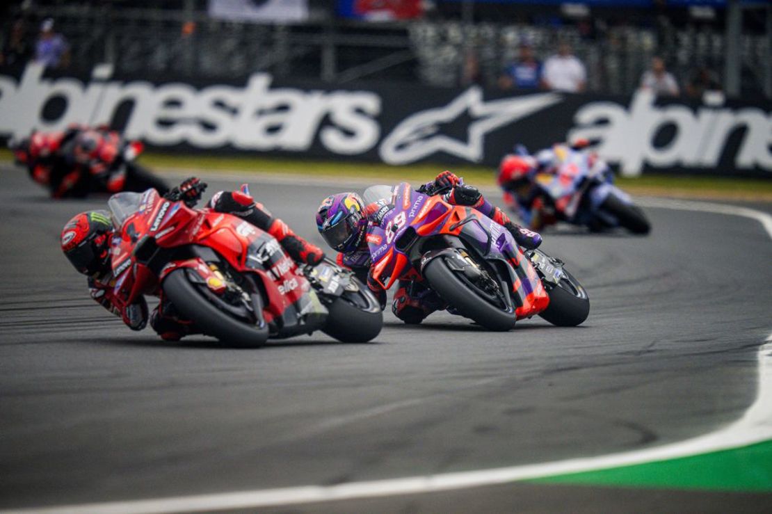 Martín (centro derecha) encabeza la clasificación de MotoGP de cara al último fin de semana de la temporada, un GP Solidario en Barcelona. Crédito: Prima Pramac Racing