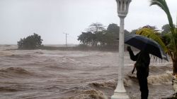 Una persona toma fotografías en el malecón durante el paso de la tormenta tropical Sara en La Ceiba, Honduras, el 15 de noviembre de 2024.