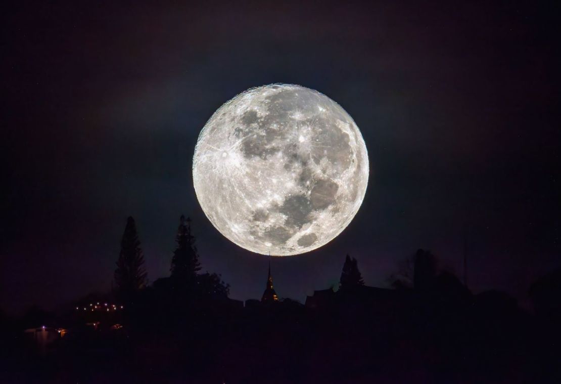 La luna brilla sobre la aguja del Wat Phra That Doi Suthep en Chiang Mai, Tailandia. Crédito: Pongmanat Tasiri/SOPA Images/LightRocket/Getty Images