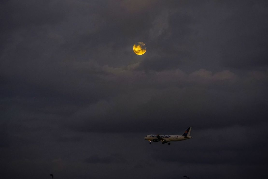 La luna del castor aparece detrás de las nubes en Túnez, Túnez. Crédito: Yassine Gaidi/Anadolu/Getty Images