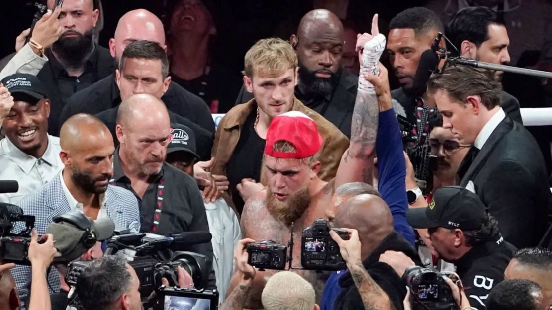 El YouTuber y boxeador Jake Paul celebra su victoria. Crédito: Timothy A. Clary/AFP/Getty Images