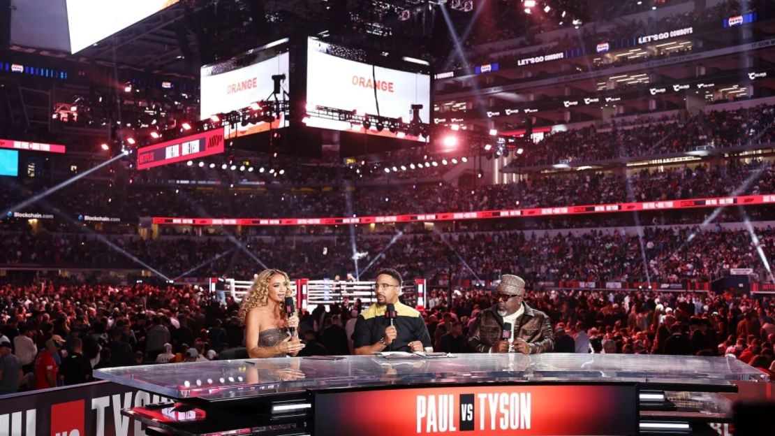De izquierda a derecha: Kate Abdo, Andre Ward y Cedric the Entertainer hablan durante la transmisión de LIVE On Netflix: Jake Paul vs. Mike Tyson. Crédito: Brett Carlsen/Getty Images para Netflix