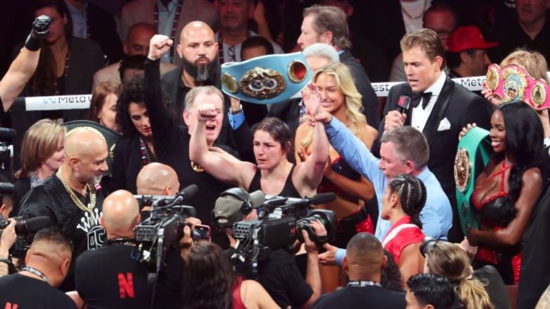 Katie Taylor celebra su victoria contra Amanda Serrano para retener su título indiscutido de campeona mundial de peso superligero. Crédito: Kevin Jairaj/USA Today Sports/Reuters