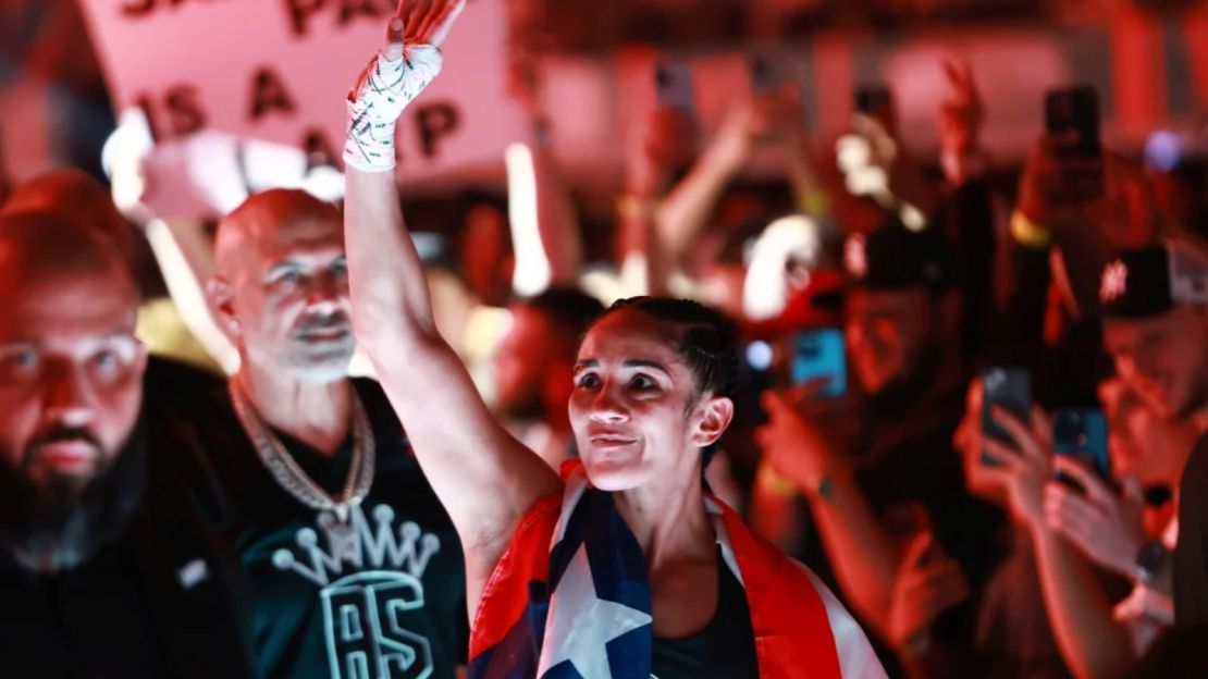 Serrano quedó con un gran corte sobre su ojo derecho después de su pelea con Taylor. Crédito: Matt Winkelmeyer/Getty Images para Netflix
