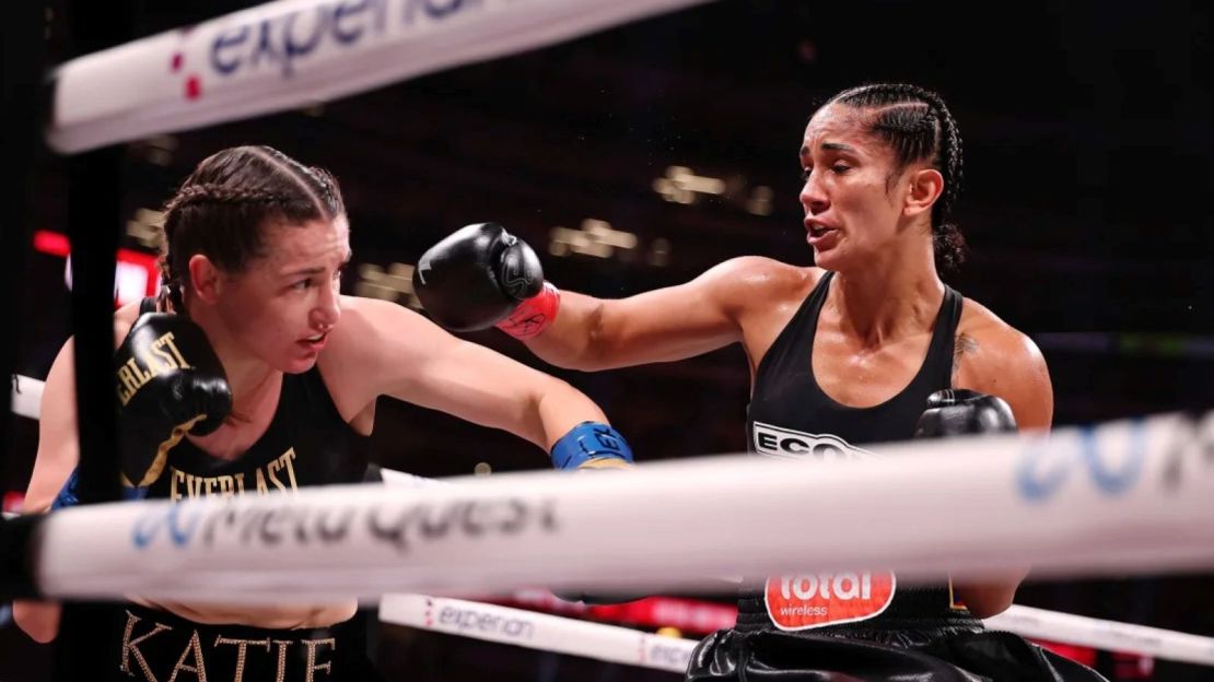 Katie Taylor, a la izquierda, y Amanda Serrano pelean en el AT&T Stadium en Arlington, Texas, el 15 de noviembre. Crédito: Al Bello/Getty Images para Netflix