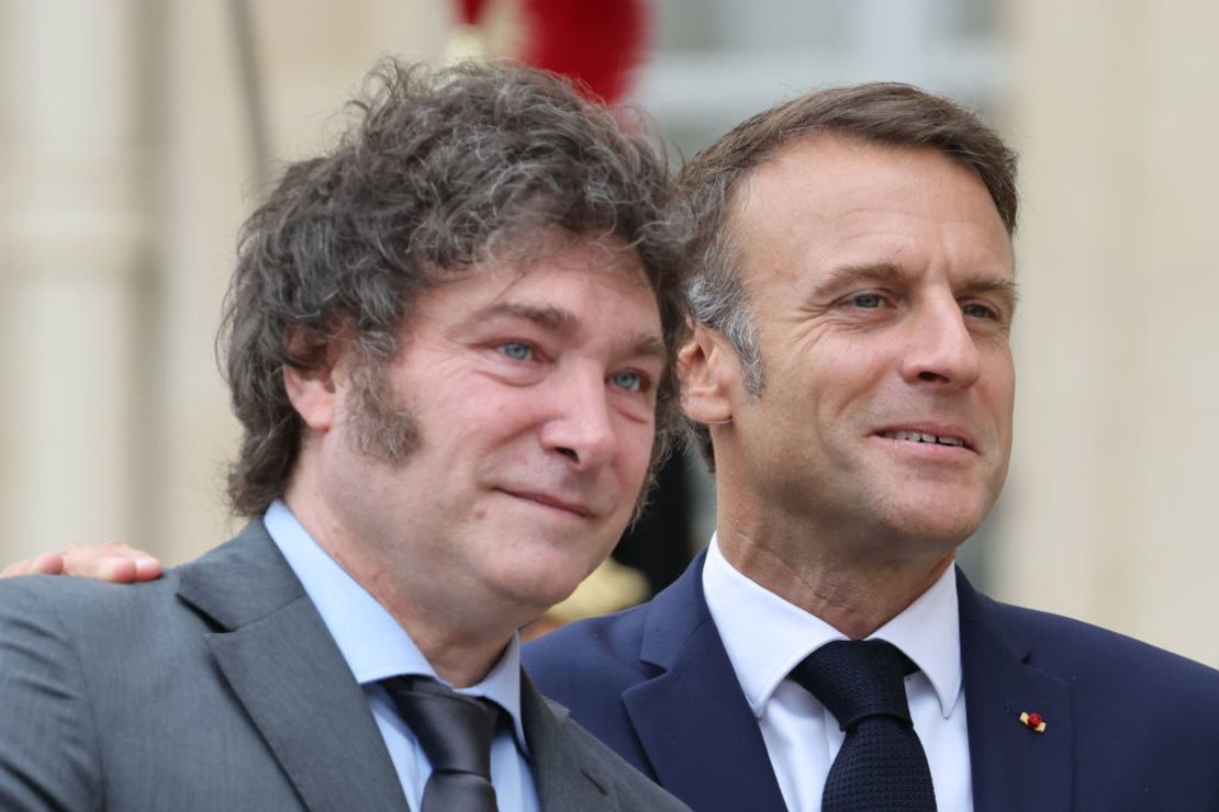 El presidente de Argentina, Javier Milei fue recibido por el presidente de Francia, Emmanuel Macron, a su llegada antes de su reunión en el palacio presidencial del Elíseo en París, el 26 de julio de 2024. (Foto: LUDOVIC MARIN/AFP vía Getty Images).