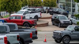 Nuevos vehículos Ford a la venta en un concesionario de Colma, California.