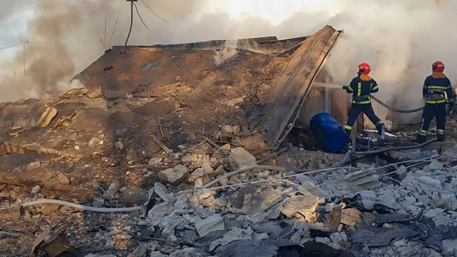 El personal de los servicios de emergencia trabaja para extinguir un incendio tras un ataque con cohetes rusos en Lviv, Ucrania, el 17 de noviembre.