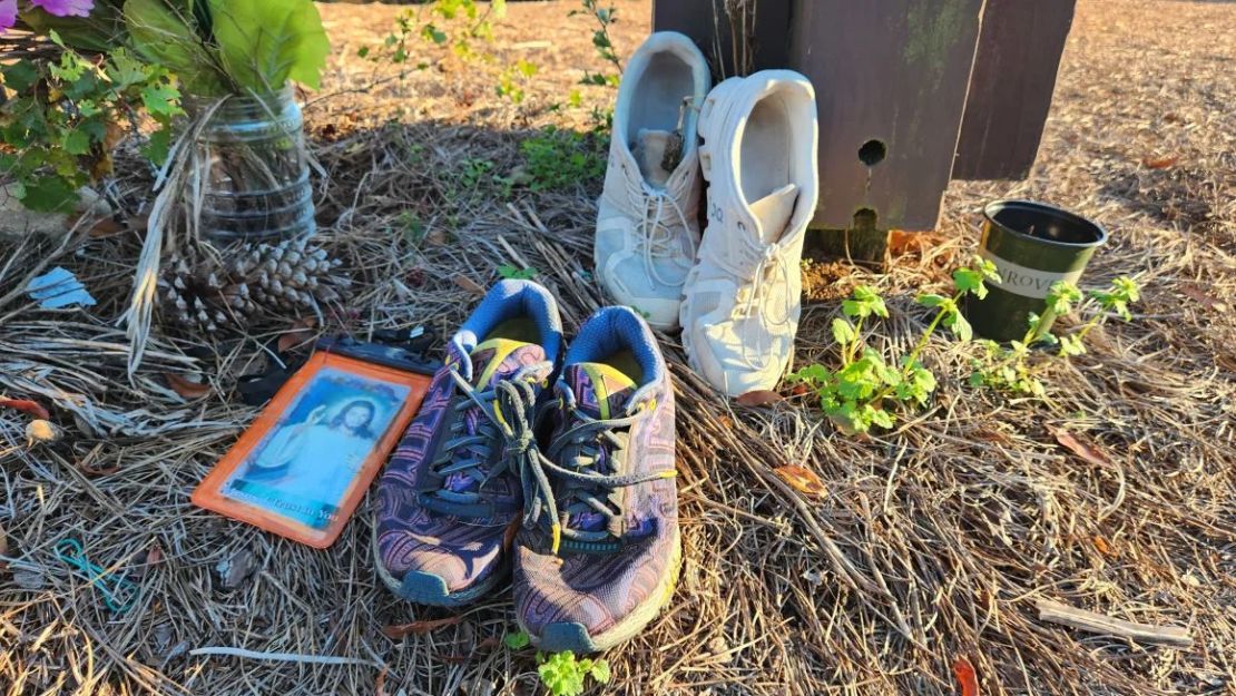 Dolientes colocaron tenis de correr en un memorial cerca del lugar donde Laken Riley fue asesinada en Athens, Georgia. Crédito: Holly Yan/CNN