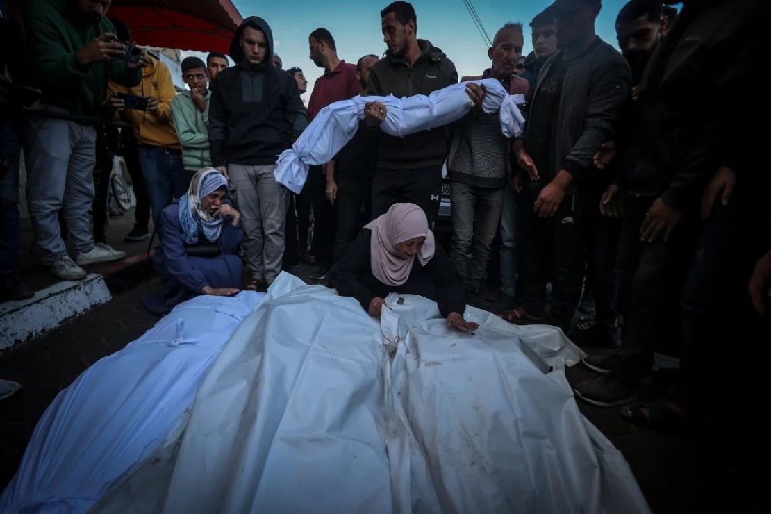 Palestinos lloran cerca de los funerales de sus familiares después de que un ataque aéreo israelí golpeara el Campamento de Bureij en Deir al-Balah, Gaza, el 17 de noviembre de 2024. Crédito: Ali Jadallah/Anadolu/Getty Images.