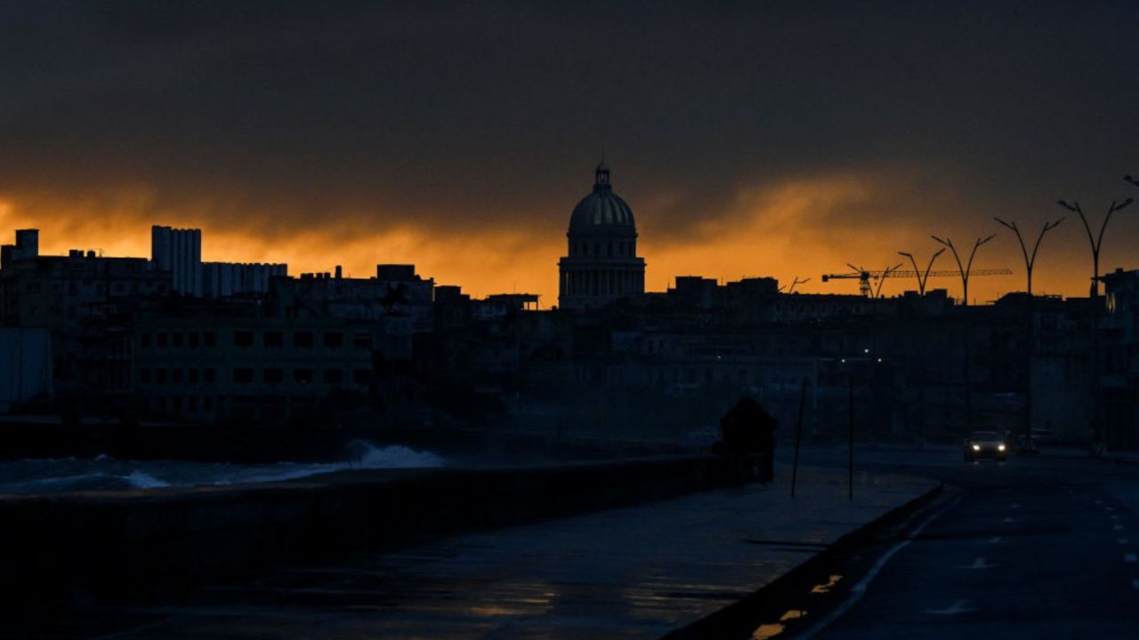 Vista de la ciudad al amanecer durante el cuarto día de un apagón masivo en La Habana, Cuba, el 21 de octubre de 2024.