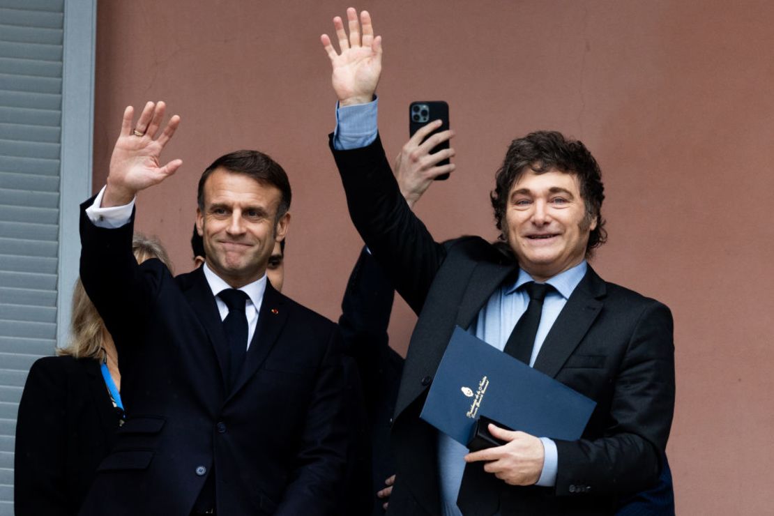 El presidente de Argentina, Javier Milei, y el presidente de Francia, Emmanuel Macron, saludan desde el balcón de la Casa de Gobierno argentina durante una visita oficial a la Casa Rosada el 17 de noviembre de 2024 en Buenos Aires, Argentina.