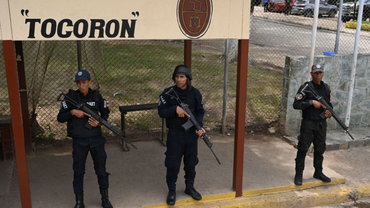  de la Policía Nacional Bolivariana hacen guardia en la prisión de Tocorón en Tocorón, estado Aragua, Venezuela, el 23 de septiembre de 2023.