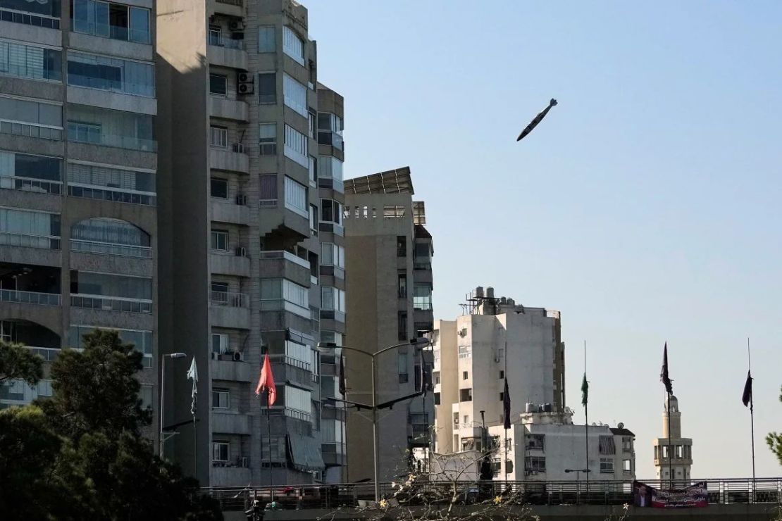 Una bomba lanzada desde un avión israelí antes del impacto contra un edificio en Tayouneh, Beirut, Líbano, el 15 de noviembre de 2024. Crédito: Hassan Ammar/AP