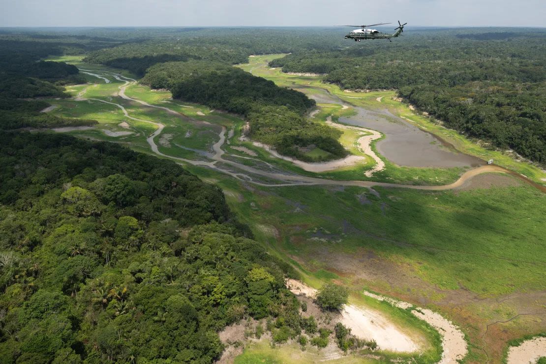 El presidente de EE.UU., Joe Biden, en el Marine One participa en un recorrido aéreo por la Amazonia durante su visita a Manaus, Brasil, el 17 de noviembre de 2024.