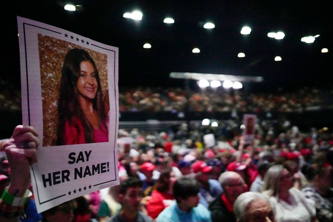 Un partidario sostiene un cartel con una foto de Laken Riley antes de que el candidato presidencial republicano, el expresidente Donald Trump, hablese en un mitin de campaña, el 9 de marzo, en Rome, Georgia. Mike Stewart/AP